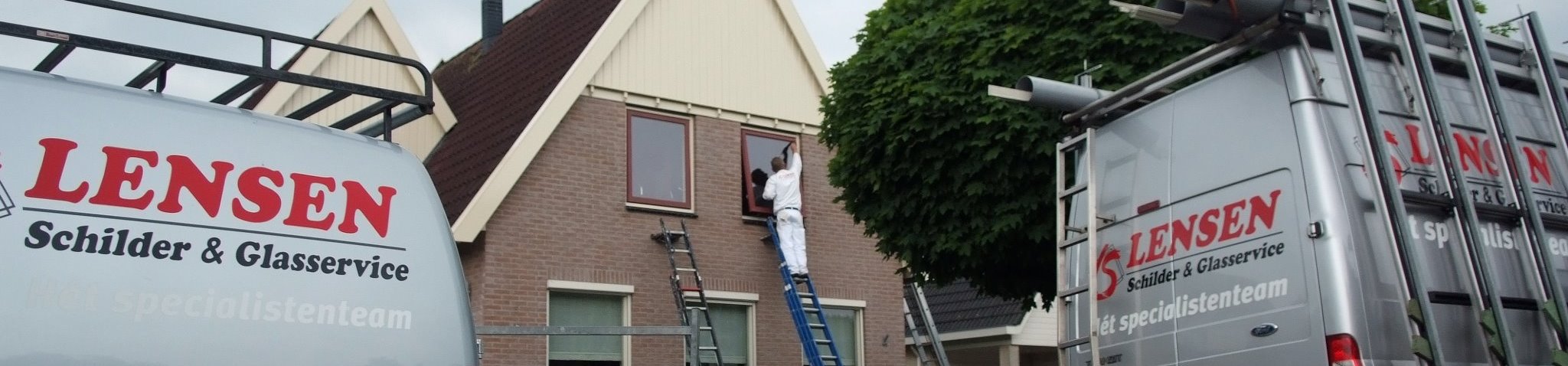 Lensen schilders aan het werk aan een woning